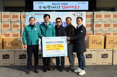 김성 장흥군수 일행이 영남지역 산불피해 복구를 위해 구호물품을 전달하고 있다. ⓒ 장흥군