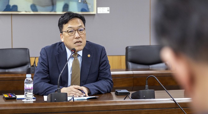 4일 김병환 금융위원장은 서울 종로구 정부서울청사에서 상호관세 부과조치, 헌법재판소의 탄핵심판 선고 등에 따른 금융시장 변동성 관련 직원들에게 당부사항을 전했다. ⓒ 금융위원회