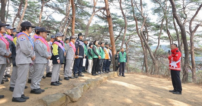 지난 3일 마곡사와 태화산 일대에서 봄철 산불 예방을 위한 합동 캠페인을 진행했다. ⓒ 공주시
