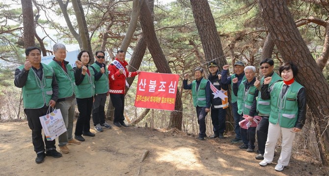 지난 3일 마곡사와 태화산 일대에서 봄철 산불 예방을 위한 합동 캠페인을 진행 후 기념촬영을 하고 있다. ⓒ 공주시