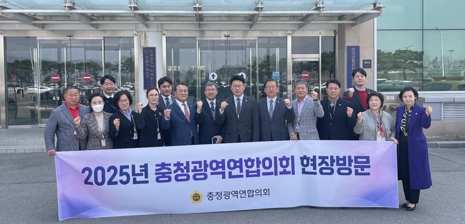 4일 충청권 주요 현안 사업의 진행 상황을 점검하고 지원 방안을 모색하기 위해 현장 방문 후 기념촬영을 하고 있다. ⓒ 의회사무국