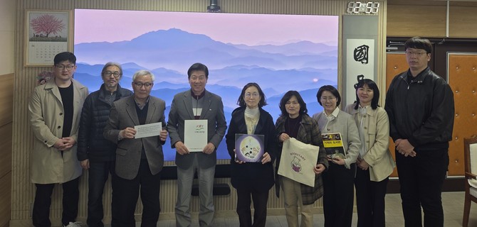 금산기적의도서관 개관 20주년 기념 행사 추진 간담회 개최 후 기념촬영을 하고 있다. ⓒ 금산군