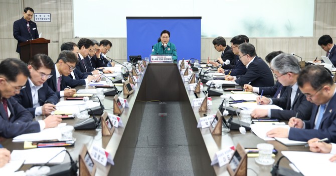 박완수 경남도지사가 탄핵 이후 시·군 긴급영상 회의를 열고 민생안정을 챙기고 있다. ⓒ 경남도