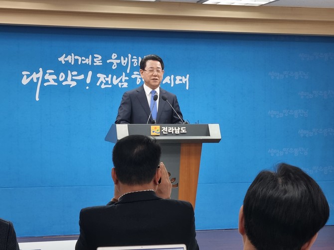 4일 오전 윤석열 대통령 탄핵 인용 직후, 담화문을 발표하고 있는 김영록 전남지사. ⓒ 프라임경제