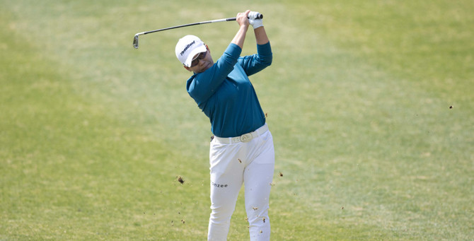 신지애가 16번 홀에서 아이언 샷을 하고 있다. ⓒ KLPGA