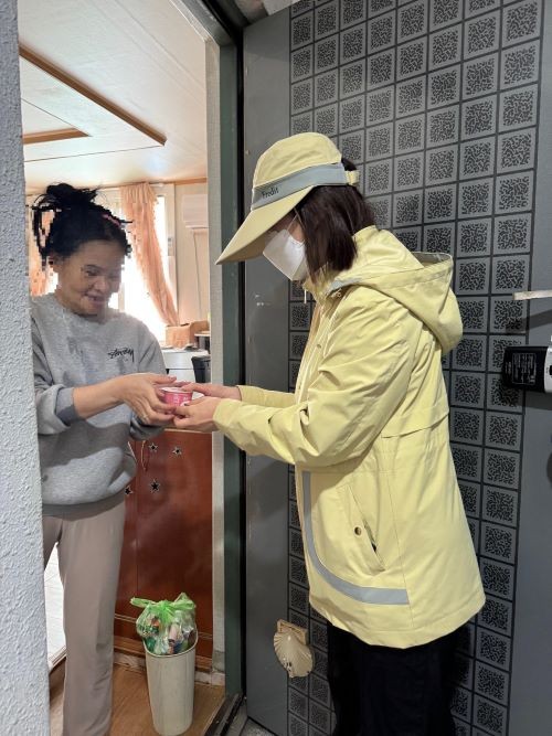 hy한국야쿠르트 직원들이 어르신의 안부를 확인하고 있다. ⓒ 대구 수성구