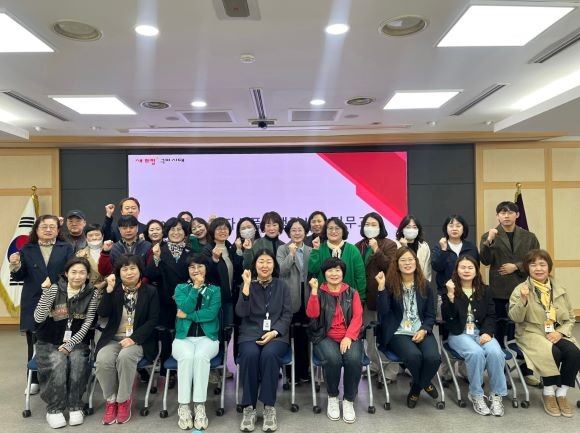 지난 3일 구미시청 대회의실에서 '2025년 소비자식품위생감시원 직무교육'을 가진 후 참석자들이 기념촬영을 하고 있다. ⓒ 구미시