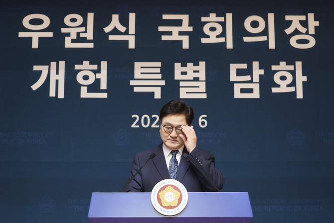 우원식 국회의장이 지난 6일 국회 사랑재에서 개헌 관련 기자회견을 하고 있다. ⓒ 연합뉴스