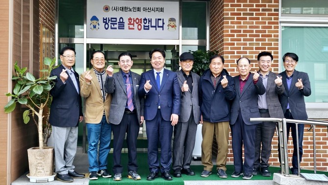 대한노인회 아산시지회 방문 후 기념촬영을 하고 있다. ⓒ 아산시