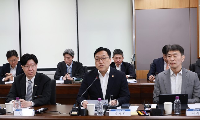 김병환 금융위원장이 7일 정부서울청사에서 5대 금융지주, 정책금융기관과 함께 금융상황 점검회의를 열고 향후 시장 대응방향에 대해 논의했다. 왼쪽부터 김소영 금융위 부위원장, 김병환 위원장, 이복현 금융감독원장. ⓒ 금융위원회