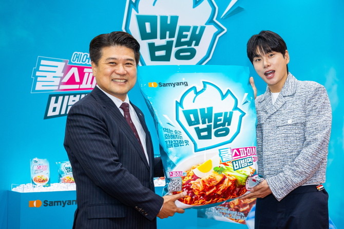 (왼쪽부터) 김동찬 삼양식품 대표이사와 배우 이이경이 맵탱 패키지를 들고 있다. ⓒ 삼양라운드스퀘어