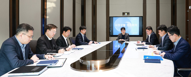 유상대 한국은행 부총재(가운데)가 지난달 20일 오전 서울 중구 한국은행 본관 16층에서 열린 '시장상황 점검 회의'에서 발언하고 있다. ⓒ 한국은행
