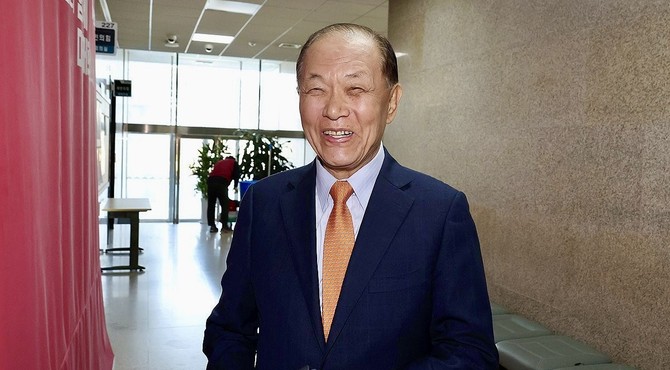 국민의힘 선거관리위원장에 선임된 황우여 전 비상대책위원장이 7일 서울 여의도 국회 국민의힘 회의실로 들어가고 있다. ⓒ 연합뉴스