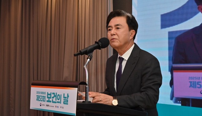 7일 부여 롯데리조트 사비홀에서 시·군 보건소 관계자 등 500여 명이 참석한 가운데 제53회 보건의 날 기념행사에서 김태흠 충남지사기기념사를 하고 있다. ⓒ 충남도