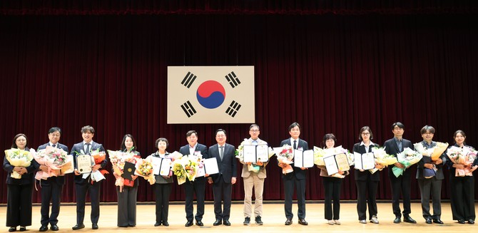 7일 '제53회 보건의 날 기념식'에서 유공자 표창장 수여 후 기념촬영을 하고 있다. ⓒ 대전시