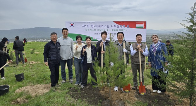 지난 5일 전성식(오른쪽 세번째) 주타지키스탄 한국대사와 참석자들이 기념촬영을 하고 있다. ⓒ 산림청