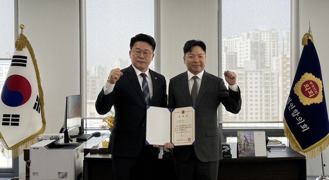 연합의회는 7일 의장실에서 의정활동의 효율성과 전문성 강화를 위해 입법·법률 고문을 위촉 후 기념촬영을 하고 있다. ⓒ 의회사무국