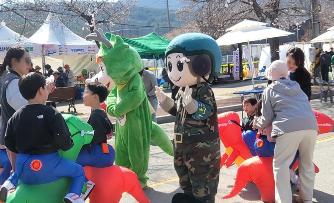 계룡시 마스코트 용도령과 하이군(軍) 마스코트. ⓒ 계룡시