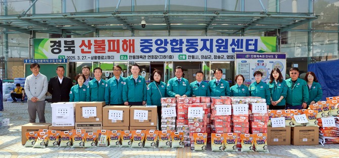 시의원들이 지난 7일 대형 산불 피해를 입은 경북 안동시를 방문해 위문품을 전달 후 기념촬영을 하고 있다. ⓒ 의회사무국