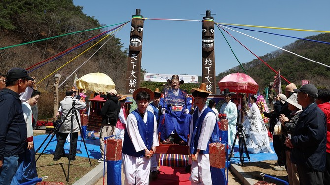 제26회 장승문화축제에서 전통회혼례 행사를 진행하고 있다. ⓒ 청양군