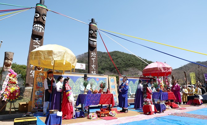 제26회 장승문화축제에서 전통회혼례 행사를 진행하고 있다. ⓒ 청양군