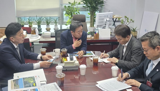 최재구 예산군수가 지난 7일 국회 방문해 강승규 의원과 지역현안사업 설명을 하고 있다. ⓒ 예산군