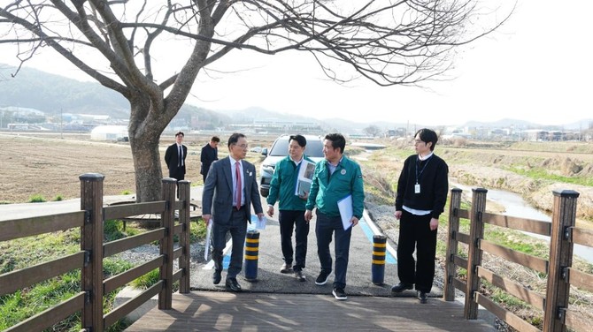 박상돈 천안시장이 지난달 26일 승천천 멜론길 준공 현장을 방문해 시설물을 점검하고 있다. ⓒ 천안시