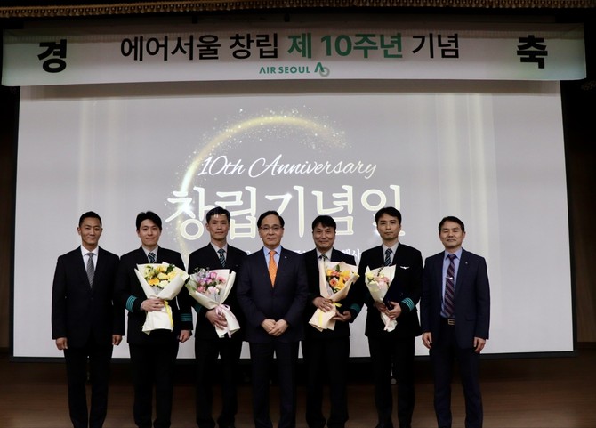 '에어서울 창립 10주년 기념식'에서 김중호 대표이사(가운데)와 신규 기장 승격자들이 기념 촬영을 하고 있다. ⓒ 에어서울