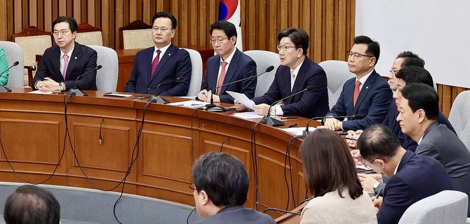 국민의힘 권성동 원내대표(왼쪽 네번째)가 8일 국회에서 열린 원내대책회의에서 발언하고 있다. ⓒ 연합뉴스
