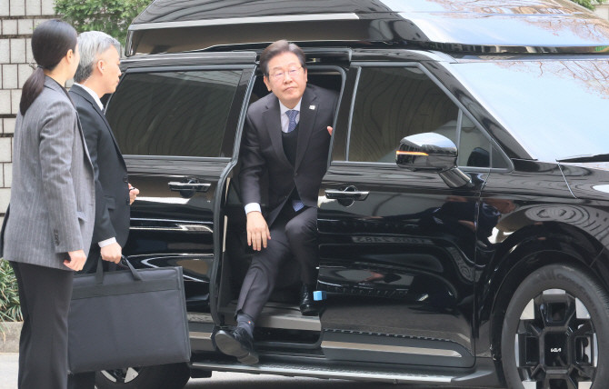 이재명 더불어민주당 대표가 8일 서울 서초구 서울중앙지법에서 열린 '대장동 배임·성남FC 뇌물' 1심 속행 공판에 출석하기 위해 차에서 내리고 있다. ⓒ 연합뉴스