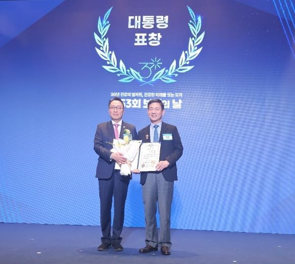 포항세명기독병원 부정맥내과 오동진 과장이 지난 7일 오후 서울 엘타워 5층에서 열린 '제53회 보건의 날 기념행사'에서 대통령 표창을 받는 모습. ⓒ 포항세명기독병원