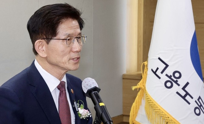 김문수 고용노동부 장관이 8일 오후 정부세종청사에서 열린 이임식에서 이임사를 하고 있다. ⓒ 연합뉴스