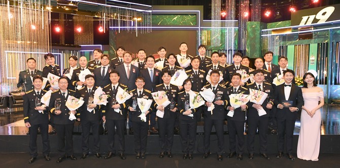 제30회 KBS119상 시상식에서 수상자들이 함께 기념촬영을 하고 있다. ⓒ 소방청