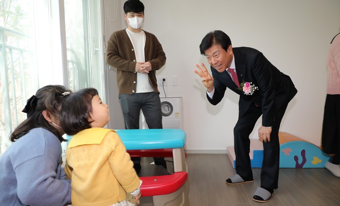 박범인 금산군수 어린이집 방문 모습. ⓒ 금산군