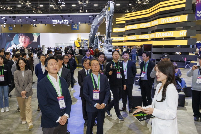 2025 서울모빌리티쇼 HD현대관을 방문한 정기선 HD현대 수석부회장이 차세대 신모델 굴착기에 대한 설명을 듣고 있다. ⓒ HD현대