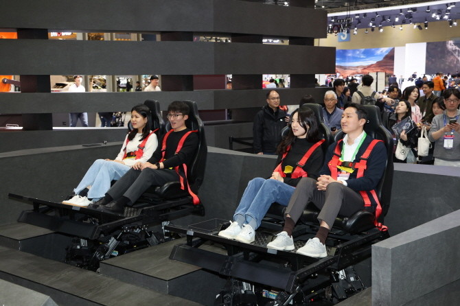 2025 서울모빌리티쇼 HD현대관을 방문한 정기선 HD현대 수석부회장이 4D 라이드를 체험하고 있다. ⓒ HD현대