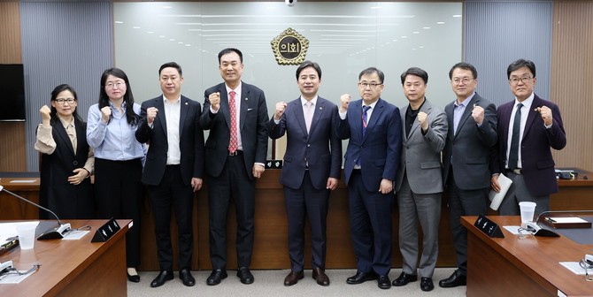 지난 8일 '충남대전 행정통합 특별위원회' 제1차 회의를 개최 후 기념촬영을 하고 있다. ⓒ 의회사무국