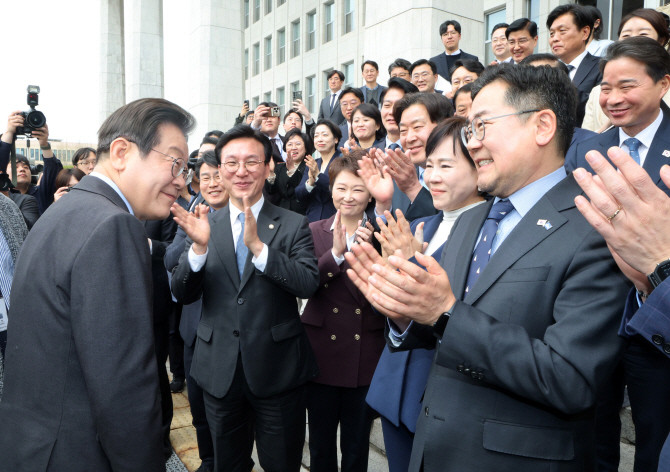 이재명 더불어민주당 대표가 9일 서울 여의도 국회에서 대표직 사퇴 후 최고위원 등 당 관계자들의 박수를 받으며 배웅을 받고 있다. ⓒ 연합뉴스