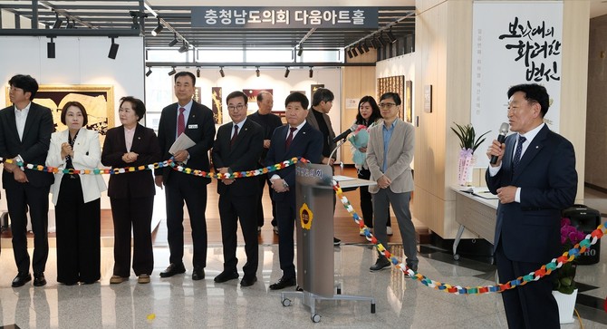 지난 9일 의회 1층 다움아트홀에서 2025년 제4차 전시회의 일환으로 '보릿대의 화려한 변신' 전시회를 개막했다. ⓒ 의회사무국