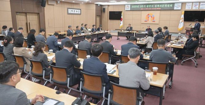 지난 8일 시청 대백제실에서 2025년도 첫 정책자문위원회 회의를 개최하고 있다. ⓒ 공주시