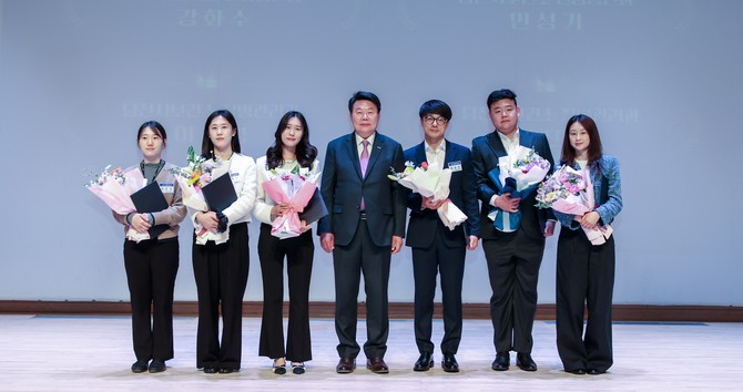 지난 9일 '제53회 보건의 날' 기념 행사에서 유공자 표창 수상자들이 기념촬영을 하고 있다. ⓒ 당진시
