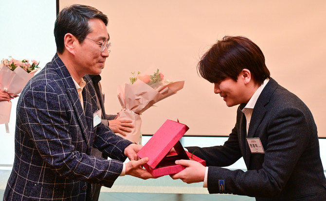 조주완 LG전자 CEO(왼쪽)가 마곡 LG사이언스파크에서 열린 임명식에서 역대 최연소 연구위원인 민경직 연구위원에게 임명패를 전달하고 있다. ⓒ LG전자