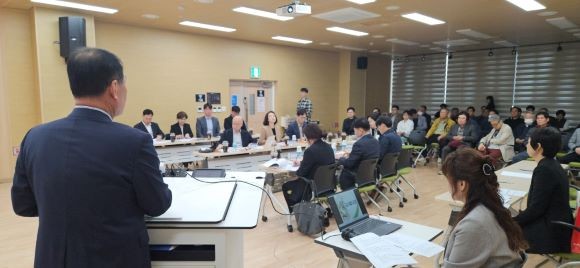 지난 9일 구미생활문화센터에서 진행된 원평동 문화로 자율상권구역의 상권활성화사업을 위한 경상북도 주관 현장평가 및 심의조정위원회 진행 모습. ⓒ 구미시