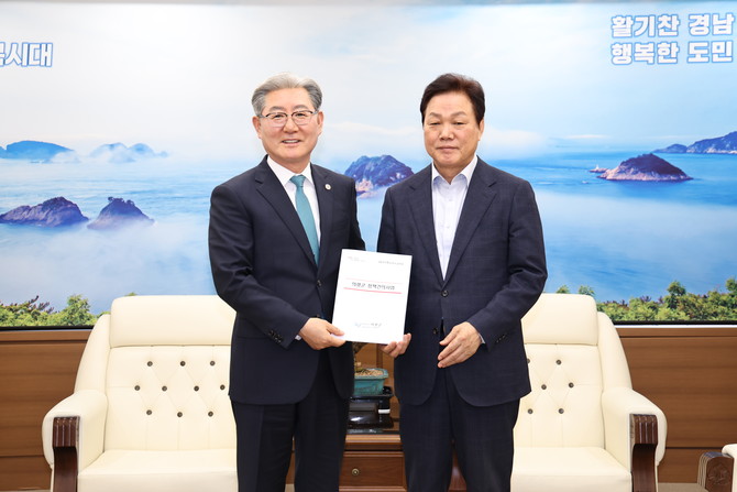 박완수 경남도지사와 오태완 의령군수가 경남 최초 버스 공영제를 실시한다. ⓒ 프라임경제
