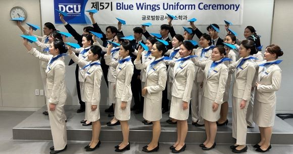 대구가톨릭대 글로벌항공서비스학과 제5기 윙수여식에서 신입생들이 종이비행기를 날리며 기념 촬영을 하고 있다. ⓒ 대구가톨릭대학교