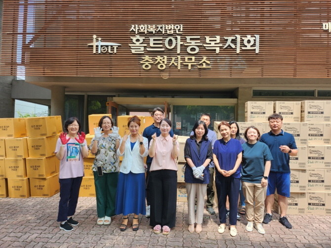 엘지유니참은 '쉐어 패드' 캠페인으로 사단법인 한국한부모가족복지시설협회에 5000만원 상당의 위생용품을 기부했다. © 엘지유니참