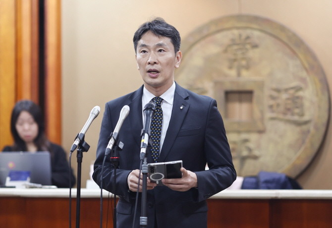 이복현 금융감독원장이 10일 서울 금융투자협회에서 열린 자산운용사 CEO 간담회 후 브리핑하고 있다. ⓒ 연합뉴스