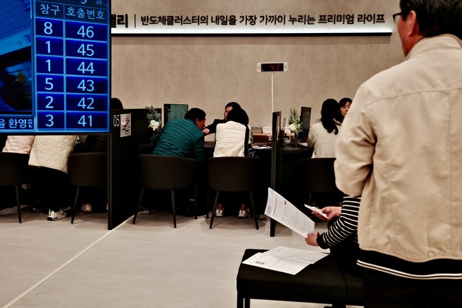 고객들이 입주 상담을 받고 있다. = 김주환 기자