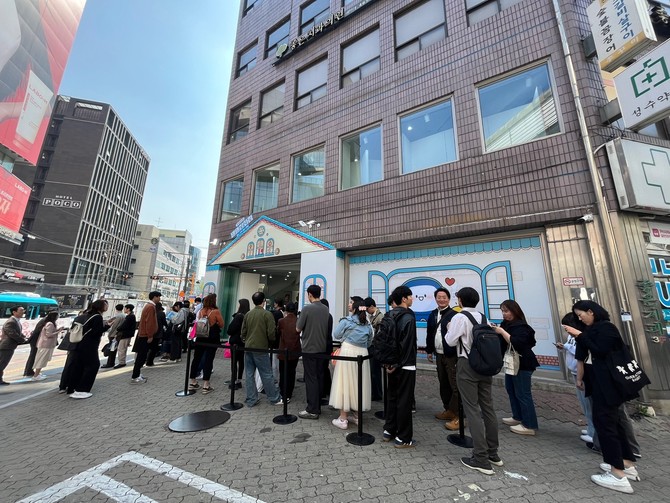 서울시 성수동에 11일부터 오는 13일까지 진행되는 과학 축제 '별별 잡화점(별난 과학, 별난 경험)' 팝업에 들어가기 위해 관람객들이 줄을 서있다. =최민경 기자