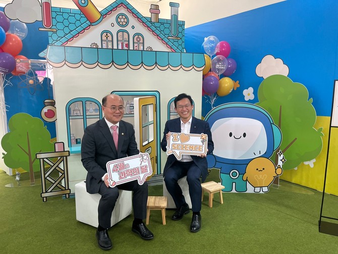 1층에 놓인 메인 별별포토존에서 포즈를 취하고 있는 (왼쪽부터) 이창윤 과기부 1차관과 정우성 한국과학창의재단 이사장. =최민경 기자